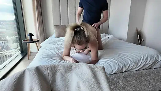 Sarışın emlakçı anlaşmayı mühürlemesi için müşteri tarafından dölleniyor