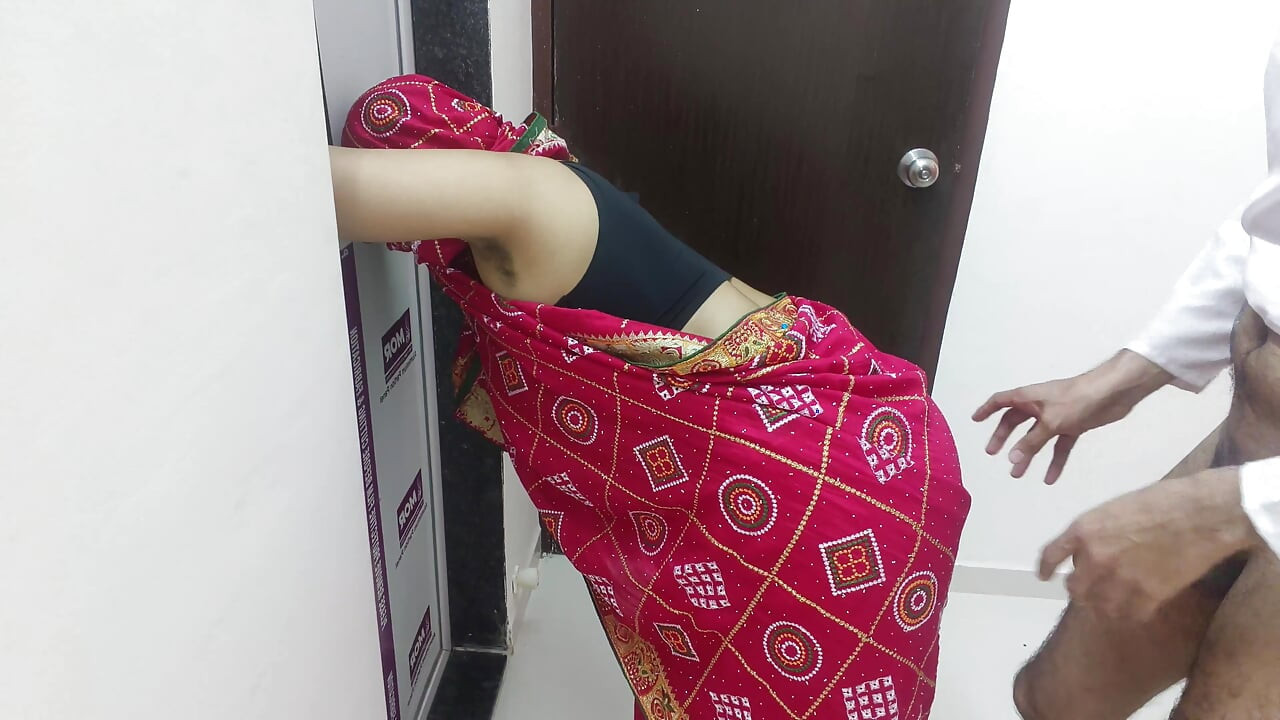 Komal kam dhundne gayi aur Malik ne majburi ka uthata fayda