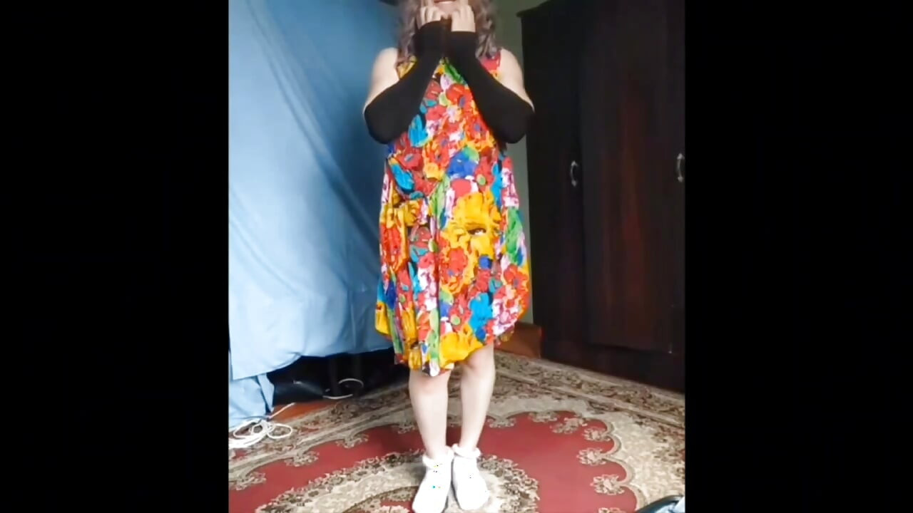 Slatki femboy grize jagodu sa sramežljivim malim osmijehom