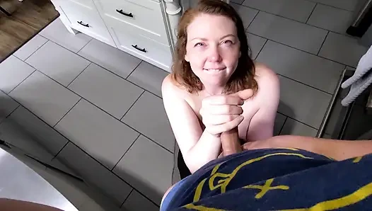 Rekaman seks #21 - nyepong kontol di dapur selama waktu ngopi - 6-5-22