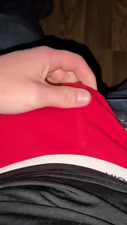 ドイツ人の声がボスの椅子から唸る...チンコが脈打っている...赤いボクサー...精液が爆発する |クリップ1