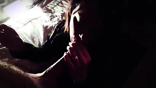 Karanlıkta sigara içen oral seks