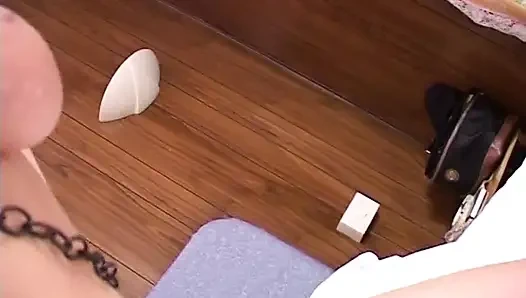 Atemberaubende milf in ketten beim solo-sex gefilmt