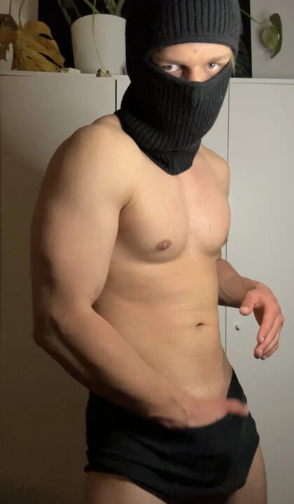 Hunk muda flexes ototnya dan mengusik