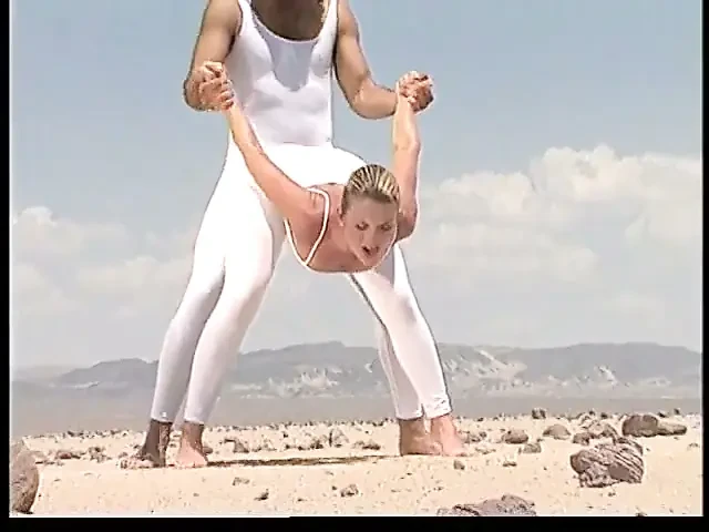 优秀的金发白人女士在她紧致的菊花里得到鸡巴