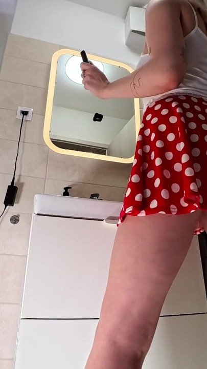 Une étudiante merveilleusement belle et mignonne dans une mini-jupe à pois montre sa culotte en dentelle et son cul | Clip 1