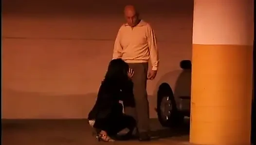 Asiatisches hottie spreizt ihre beine, damit opa ihre gepiercte möse ficken kann