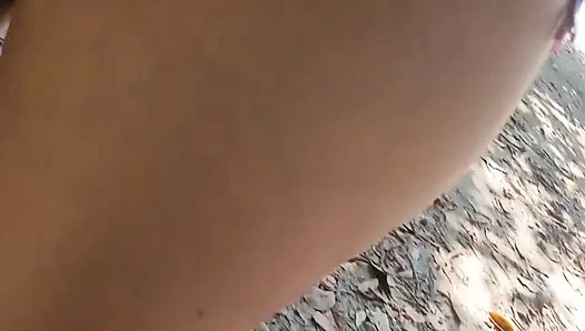 Жена-эксгибиционистка с верблюжьей лапкой