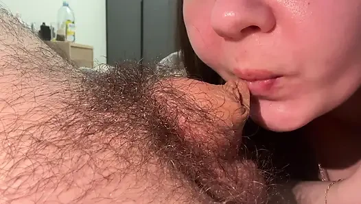 Verdammt, das ist das erste Mal in meinem Leben, dass ich so einen kleinen Penis gesehen habe. Der behaarte Schwanz ist nur 2 cm.