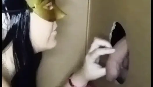 Зрелый глотающий молоко в Glory Hole