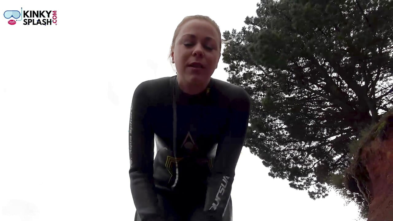 Une géante de combinaison de plongée trouve un petit jouet à taquiner