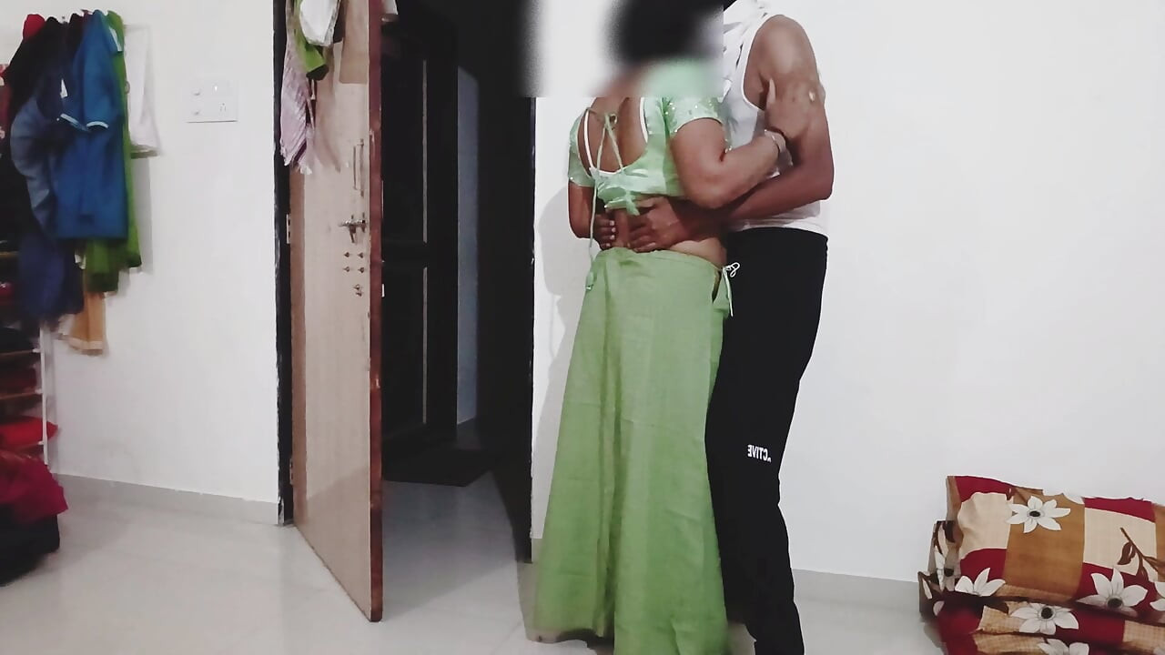 Mere pati ke bare bhaee apne room men land hila rahe the , mere se raha nahin gaya mai unke room men chali gee jaithji aur main khoob maje kie