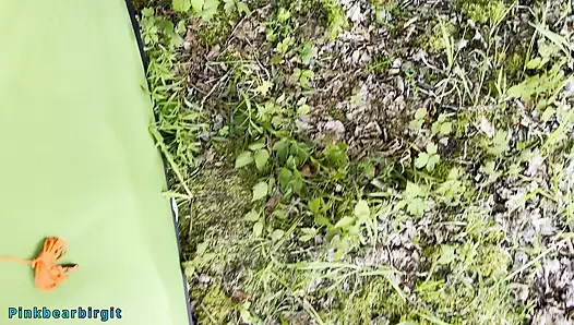 Секс на улице с горячей и возбужденной милфой в палатке в зоне фестивального кемпинга