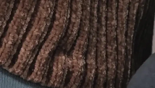 Fremder mit riesiger erektion, ejakulat im u-bahn-zug auf zufälligen strumpfhosen des mädchens