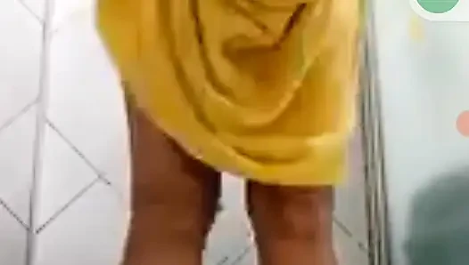 Günlük rutin bir göt banyo yaparken amını ve göğüslerini oynadı
