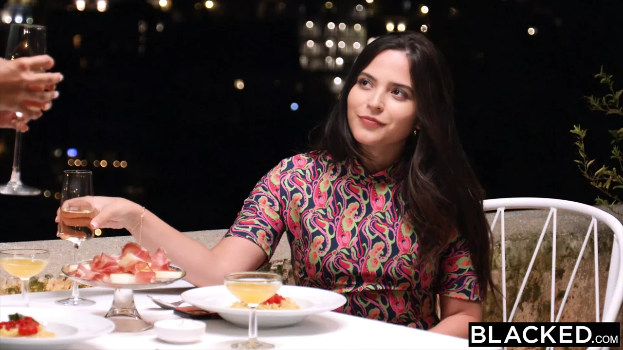 Blacked - Ariana与辣妹Agatha分享她的新富豪