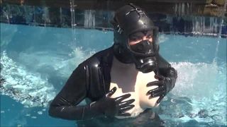 Donna con maschera antigas in piscina
