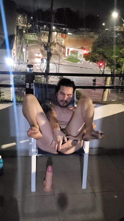 Cewek sange ini dientot habis-habisan di balkon