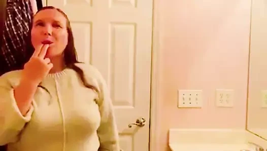 18 yaşındaki lezbiyen iş arkadaşımın bana ödünç aldığı yeşil kazağın içinde kendimi sikiyor olmasına şaşırdım