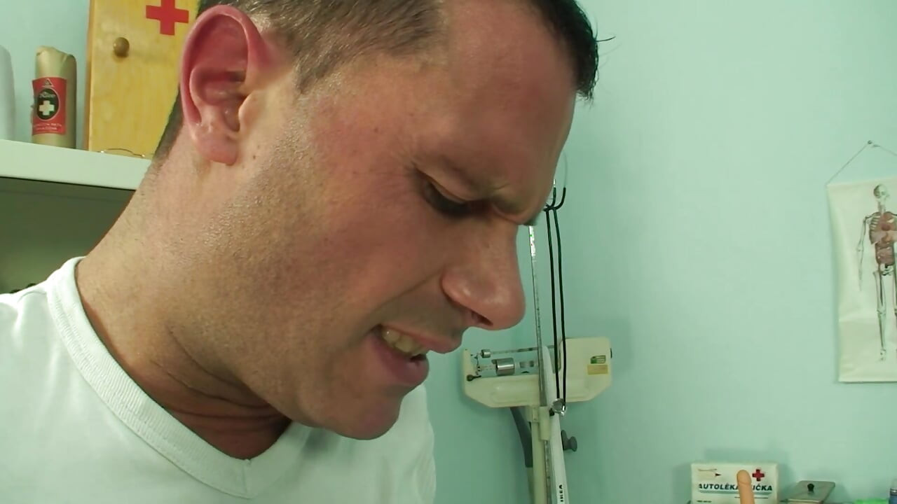 Jenny je nadržená u svého lékaře a nechá se šukat na posteli pacienta