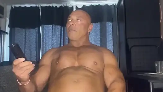 Bay Guru vücut geliştirmeci, uzun boylu, seksi adam, yalnız mastürbasyon yapıyor