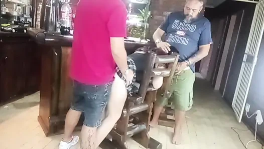 Seks threesome di bar