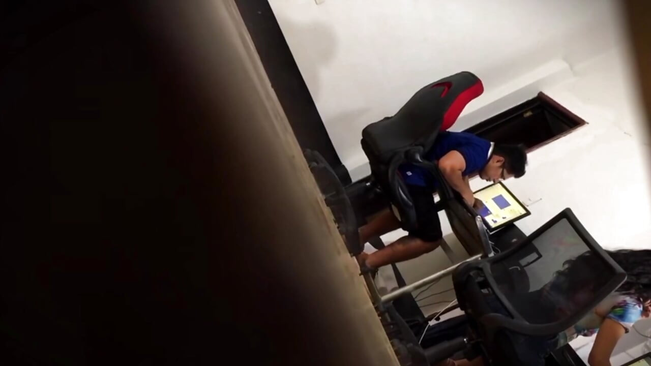 Špehuji svou kamarádku s cizincem