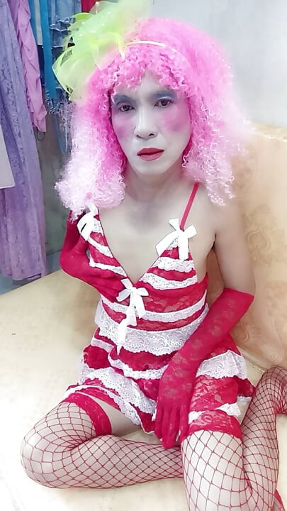 Oanh Le transsexuală purtând haine sexy porno masturbându-se cu prea multă plăcere