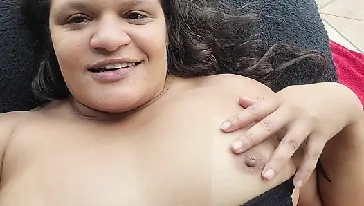 Leo ist süchtig nach meinen Videos, er mag es, meine haarige Muschi beim Abspritzen zu sehen