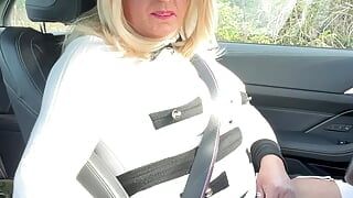 La travestita amatoriale Kellycd2022 cavalca fuori in campagna in calze bianche sexy