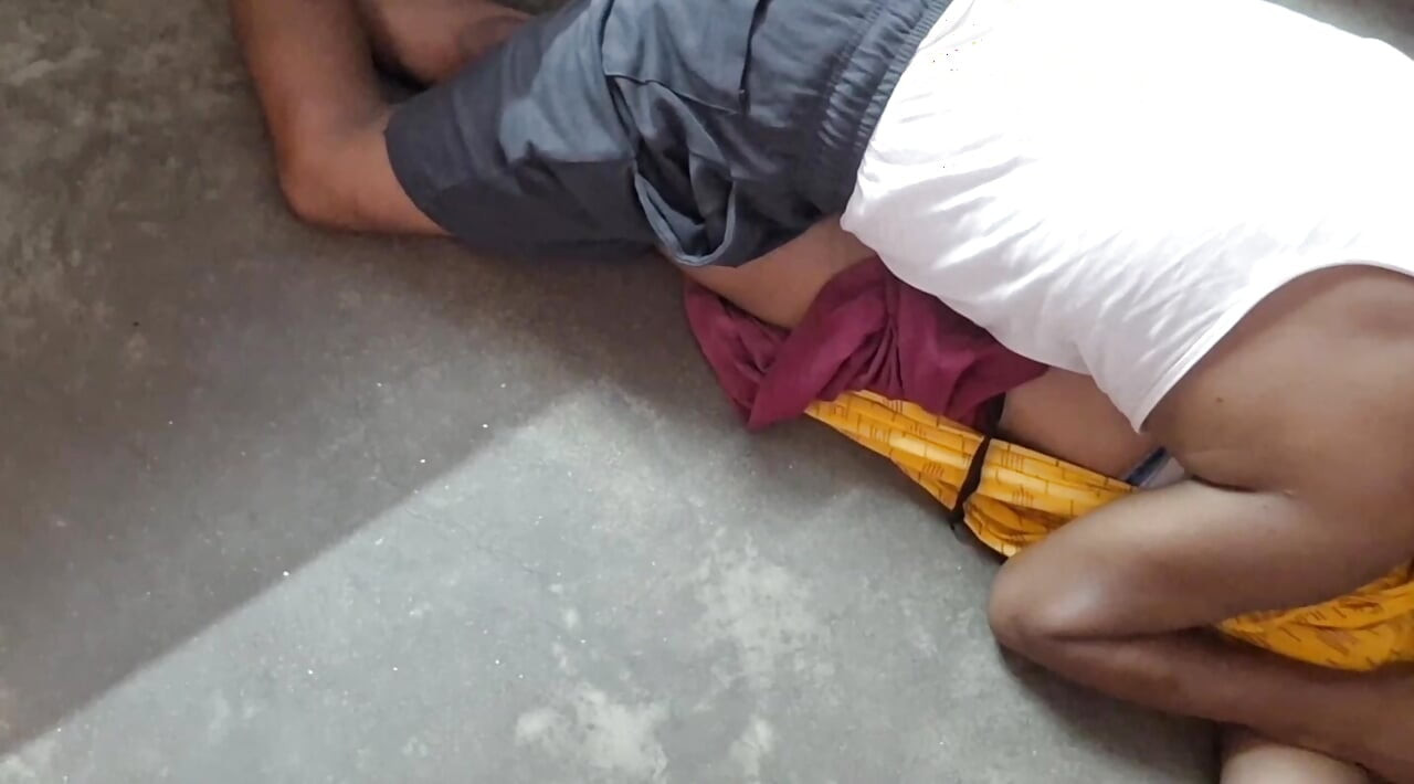 زوجان جامعيان هنديان يستمتعان بالنيك في المنزل