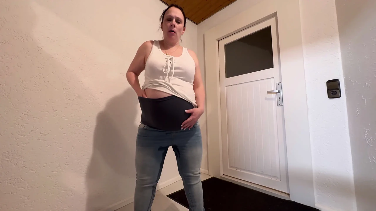 Mẹ kế mang thai đi tiểu trong quần jean của cô ấy và sau đó tự mình làm điều đó