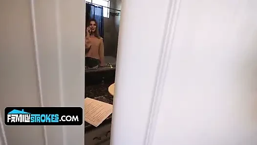 Bratty Molly заключает сделку на Хэллоуин и трахает своего отчима