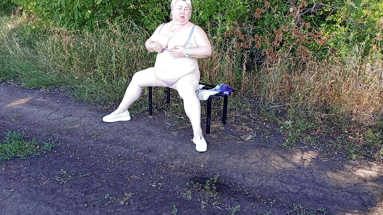 Susjeda u parku se svlači i masturbira do orgazma na klupi