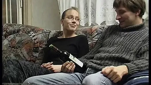 Küçük memeli sevimli ateşli kız kanepede sikişiyor