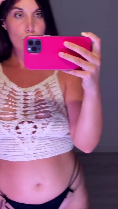 Snažan trenutak iz "Tops Try On Haul #03"