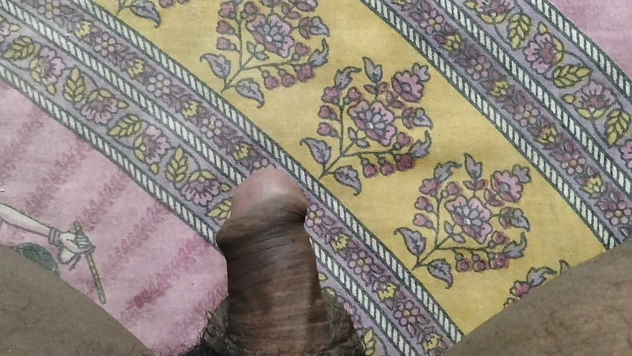 我坐在我的房间里，摇晃我的阴户