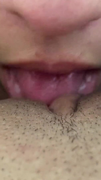 Momento strusciaante da "pompino poV da vicino di un grosso clitoride eccitato"