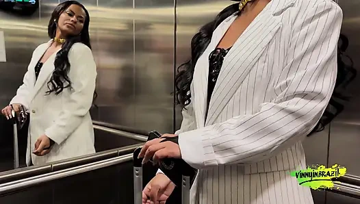 Aku Mematahkan Pantat Si Berambut Cokelat