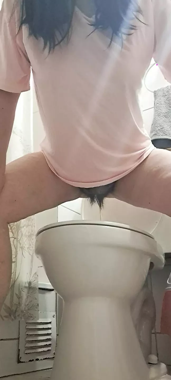 熟女はおしっこをした後に自慰行為をします