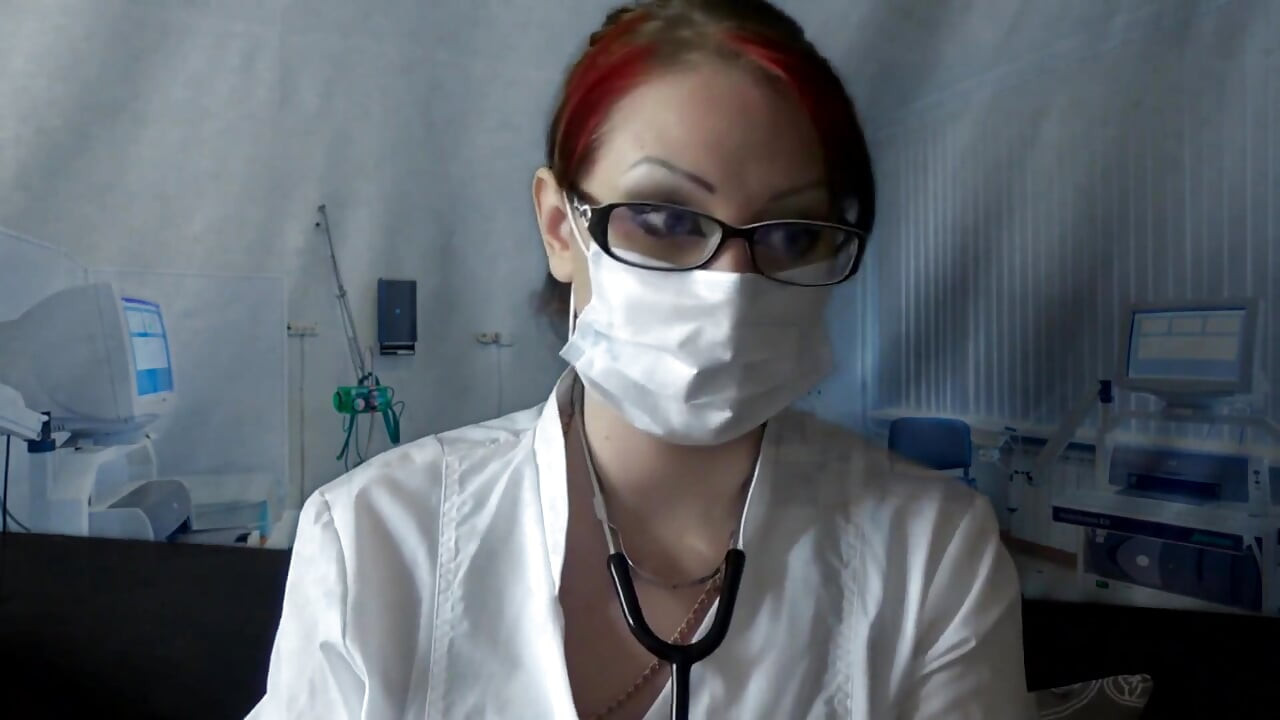 Doctor comiendo en máscara médica y guantes