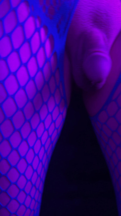 Flaco femboy se burla de su linda polla (de cerca)
