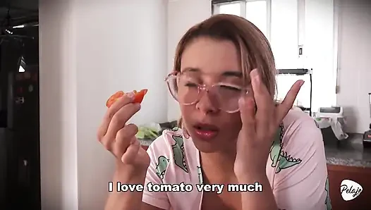 Pembantu nakal ini lagi asik ngentot sayuran sampai matanya menganga lebar Dia muncrat di dapur.