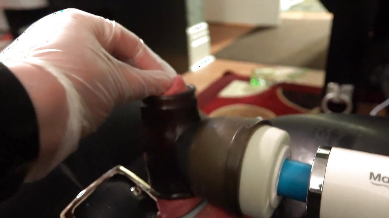 Bao cao su nô lệ bơm hơi với hơi thở thổi kèn với âm thanh xuất tinh