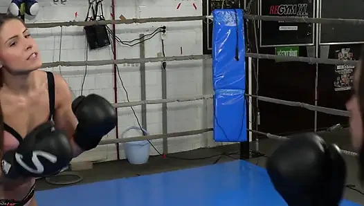 Orsi vs Alyssa - ringde seksi ateşli boks kavgası