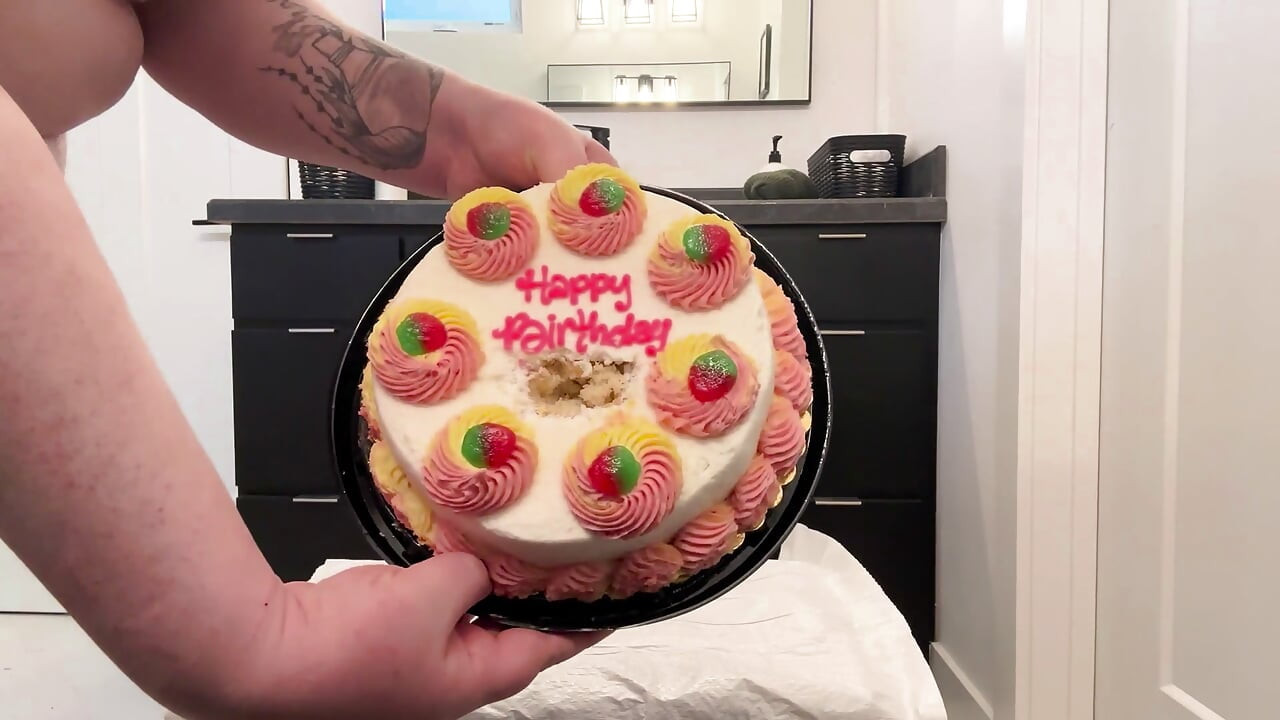 Feit jente sitter på kake