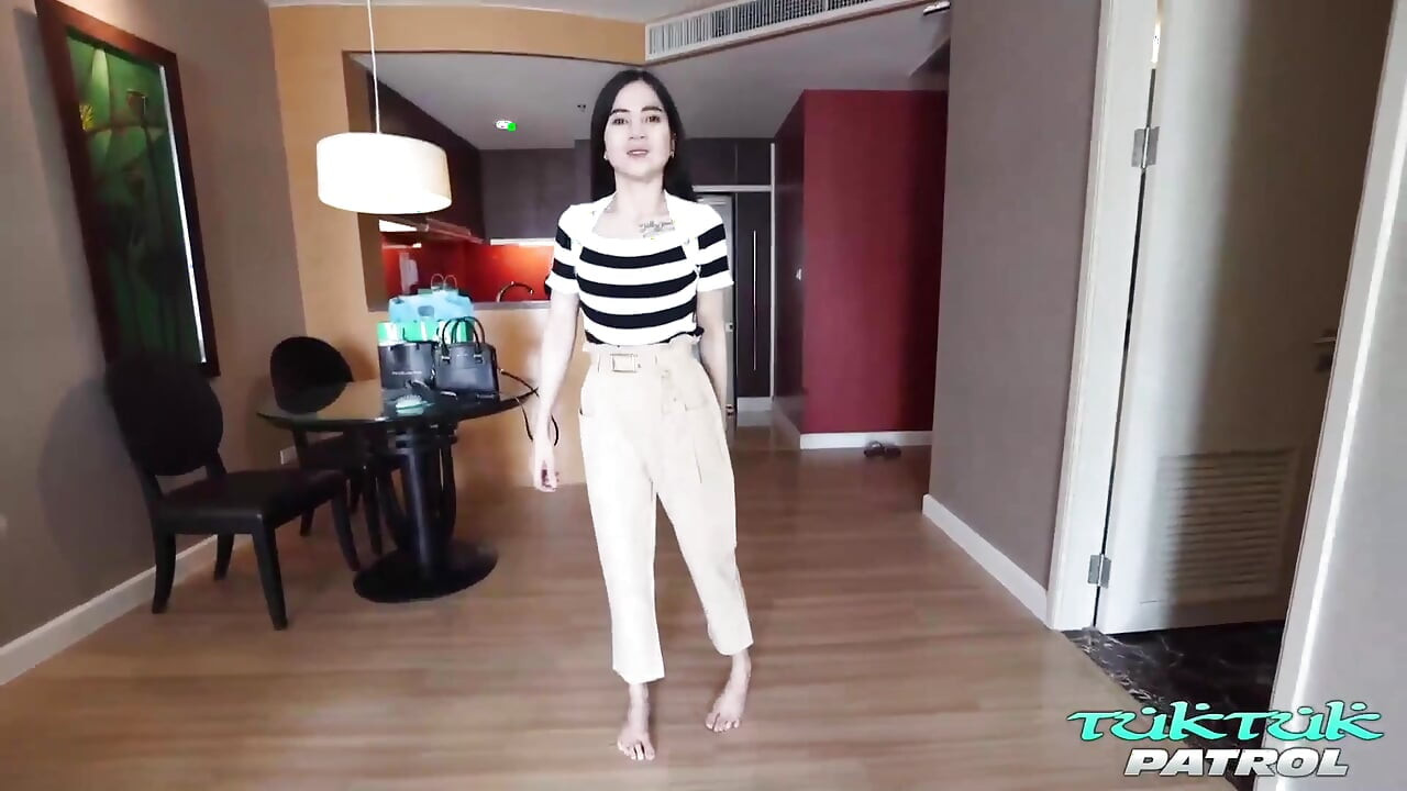 Tuktukpatrol Mager Hårete Thai Fitte Tilfredsstilt Av Utenlandsk Kuk