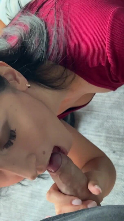 彼女はカプチーノを硬いチンコと精液に置き換えた |クリップ1