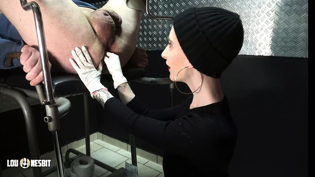 Трахаю пальцами его девственную задницу в медицинских перчатках