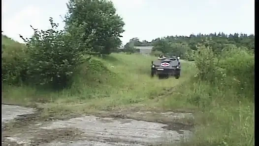 Eine blonde, geile MILf hat sex vor dem haus